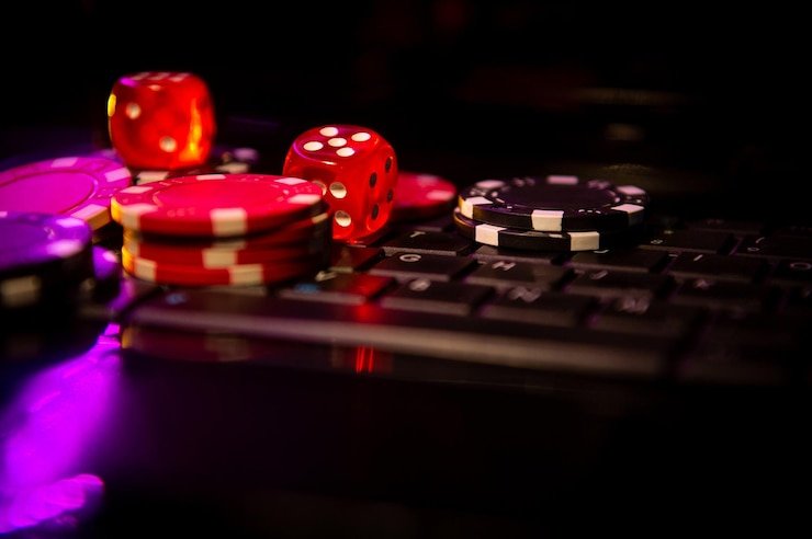 Pengguna ponsel membaca manfaat VIP